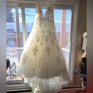 Ivory wedding dress. Un tailored.